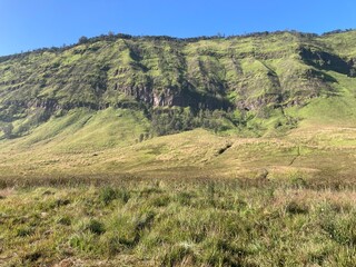 Idyllic Countryside: Rolling Hills in a Tranquil Setting
