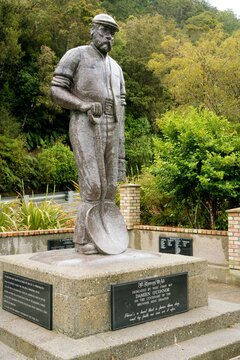 The Brunner Mine Disaster Memorial Statue &ndash; Commemorative Monument