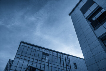 Obraz premium Modern Architectural Design Against a Blue Sky in Urban Settings