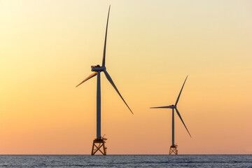 夕暮れ時の洋上風力発電