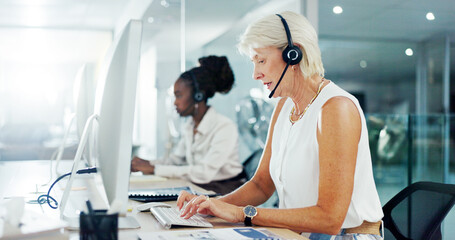 Naklejka premium Mature, woman and headset on computer at call centre of customer service, online feedback and advice. Female advisor, mic and information with technical support, telemarketing procedure and ecommerce