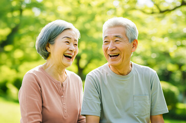 自然豊かな場所でくつろぐ老夫婦