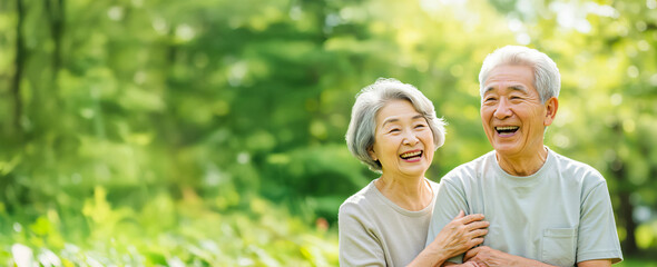 自然の中を笑顔で散策する老夫婦