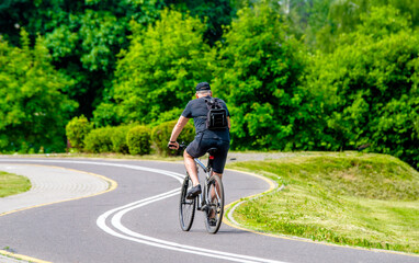 Obraz premium Cyclist ride on the bike path in the city Park 