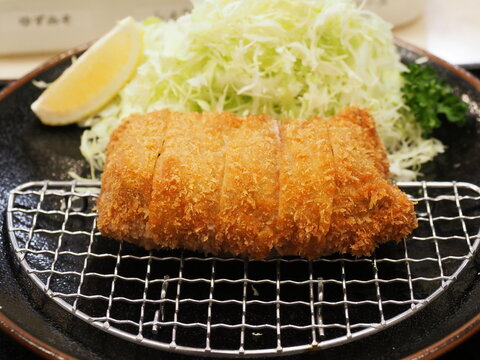揚げたてのとんかつ