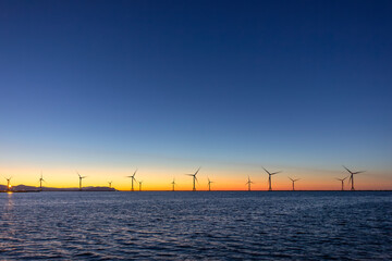 花畔埠頭から見る夕暮れの風力発電塔