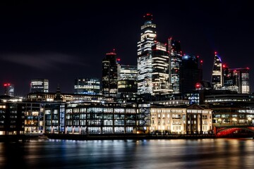 Naklejka premium Illuminated London skyline at night