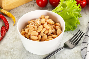 White canned beans in the bowl