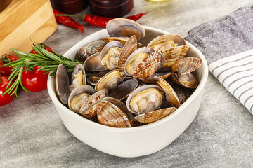 Raw vongole clams for cooking