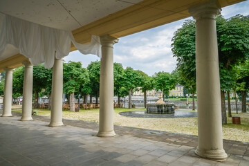 Fototapeta premium Säulengang am Kursaalgebäude, Bad Ems, Rheinland-Pfalz, Deutschland