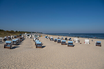 Strandkörbe und Touristen am Sandstrand, Ahlbeck, Insel Usedom, Ostsee, Mecklenburg-Vorpommern, Deutschland, Europa