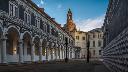 evening in the stable yard - Abends im Stallhof