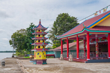 Sukalanting, Kubu Raya Indonesia – Desember 14, 2024: Kelenteng Soekalanting, a traditional Chinese place of worship located on the banks of the Kapuas River