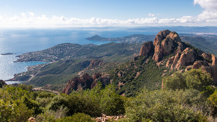 
Vue depuis le Cap Roux à Saint-Raphaël sur la Côte d'Azur avec la Mer Méditerranée, la...