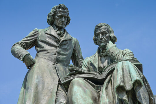 Br&uuml;der-Grimm-Nationaldenkmal, Neust&auml;dter Markt, Hanau, Hessen, Deutschland