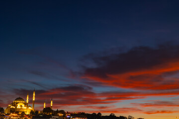 Fototapeta premium Suleymaniye Mosque and dramatic clouds at sunset