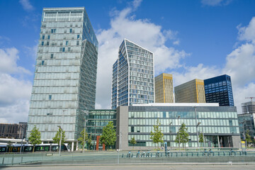 Fototapeta premium Gebäudekomplex Infinity mit Bürohäusern, Shoppingcenter, Wohnungen, Av. John F. Kennedy, 1499 Kirchberg, Stadt Luxemburg, Großherzogtum Luxemburg