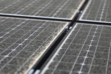 Saharastaub oder Pollen der sich nach Blutregen als dicke Schmutzschicht auf einer Photovoltaik Anlage - Solaranlage niedergelassen hat und nun eine gründliche Reinigung erforderlich macht.	