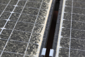 Saharastaub oder Pollen der sich nach Blutregen als dicke Schmutzschicht auf einer Photovoltaik Anlage - Solaranlage niedergelassen hat und nun eine gründliche Reinigung erforderlich macht.	