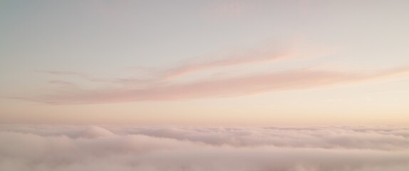 Fototapeta premium Serene Pastel Sky with Wispy Clouds at Dawn or Dusk.
