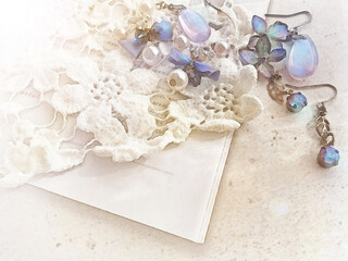 青や紫のピアスとレースの背景イラスト