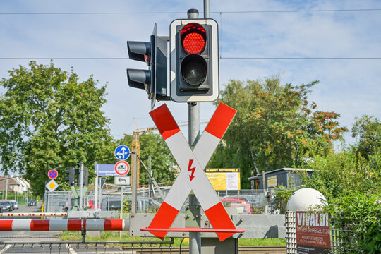 Rotlicht, Andreaskreuz, beschrankter Eisenbahn&uuml;bergang, Freudenbergstra&szlig;e, Bahnstrecke, Schierstein, Wiesbaden, Hessen, Deutschland