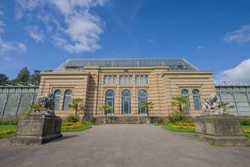 Fototapeta premium Maurisches Landhaus mit Gewächshäusern, Wilhelma, Zoologisch-Botanischer Garten, Stuttgart, Baden-Württemberg, Deutschland