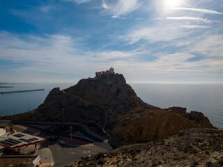 El faro maritimo de San Telmo situado en Almería (Andalucía, España), sobre la costa del mar...