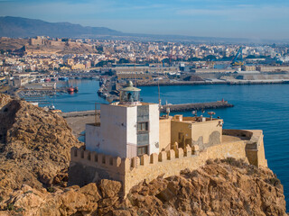El faro maritimo de San Telmo situado en Almería (Andalucía, España), sobre la costa del mar...