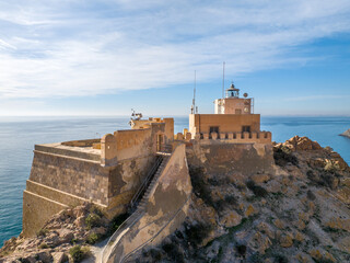 El faro maritimo de San Telmo situado en Almería (Andalucía, España), sobre la costa del mar Mediterráneo.