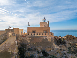 El faro maritimo de San Telmo situado en Almería (Andalucía, España), sobre la costa del mar...