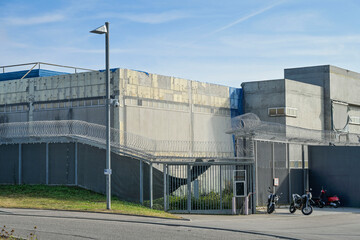 Obraz premium Mauer, Stacheldraht, Justizvollzugsanstalt, Asperger Straße, Stammheim, Stuttgart, Baden-Württemberg, Deutschland