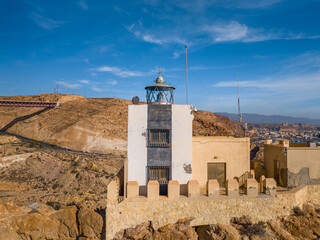 El faro maritimo de San Telmo situado en Almería (Andalucía, España), sobre la costa del mar...