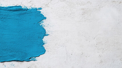 Textura de pintura azul aplicada con espátula sobre pared blanca con acabado rugoso.
