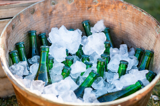 Cervezas metidas en un cubo met&aacute;lico con hielo