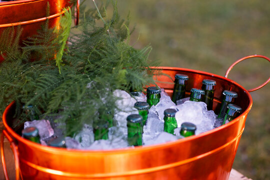 Cervezas metidas en un cubo met&aacute;lico con hielo