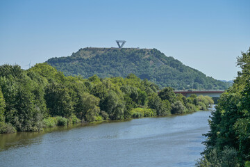 Flu&szlig; Saar, Abraumberg mit Saarpolygon, Saarlouis, Saarland, Deutschland