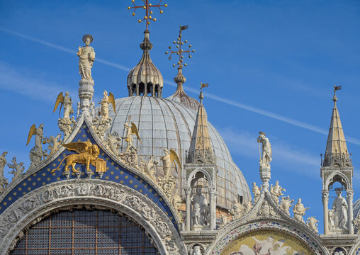 Kuppel, obere Fassade, Portale, B&ouml;gen, Markusdom, Basilica di San Marco, Piazza San Marco, Venedig, Venetien, Italien