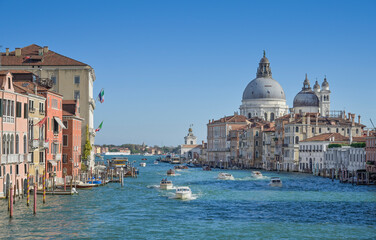Naklejka premium Canal Grande, Bootsverkehr, rechts Basilica Santa Maria della Salute, Venedig, Venetien, Italien