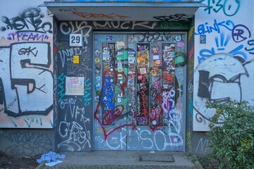 Beschmiertes Haus, Skalitzer Straße, Kreuzberg, Friedrichshain-Kreuzberg, Berlin, Deutschland © Frank