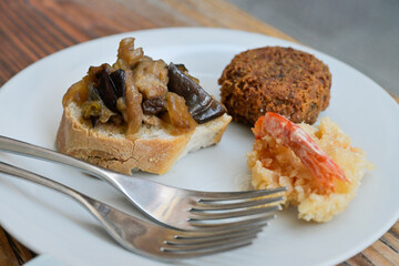 Cicchetti, Teller mit Häppchen in einer Bar, Venedig, Venetien, Italien