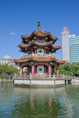 Naklejka premium Große Pagode, See im 228 Peace Memorial Park, Taipeh, Taiwan