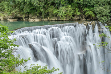 Fototapeta premium Shifen Wasserfall, Keelung-River, Bezirk Pingxi, Taiwan