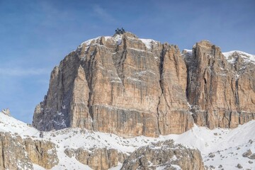 Fototapeta premium Felsen, Sella-Stock, Seilbahn zum Sass Pordoi, Dolomiten, Italien