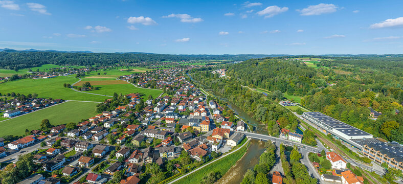 Die Marktgemeinde Bruckm&uuml;hl im oberbayerischen Chiemgau aus der Vogelperspektive