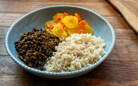 Dried Nepalese green peas with fenugreek seeds and jimmu herb served with brown basmati rice, and fermented radish with carrot and fresh turmeric.