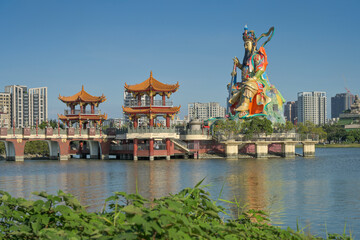 Brücke zum Zuoying Yuandi Tempel am Lotus-Pond, Kaohsiung, Taiwan
