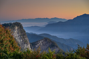 Obraz premium Berglandschaft, Mittelgebirge gesehen im Morgenlicht vom Xiaoliyuanshan Lookout, Alishan National Forest Recreation Area, Alishan Township, Chiayi County, Taiwan