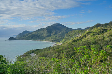 Fototapeta premium Blick vom Baqi Rest Stop auf die Ostküste, Pazifik, Berge, Jiqi Beach, Fengbin Township, Hualien County, Taiwan