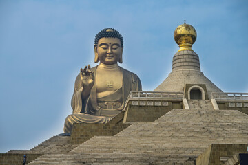 Fototapeta premium Großer sitzender Buddha aus Metall, Siddhartha Gautama, Fo-Guang-Shan-Buddha-Museum, Tongling Rd, Dashu District, Kaohsiung, Taiwan